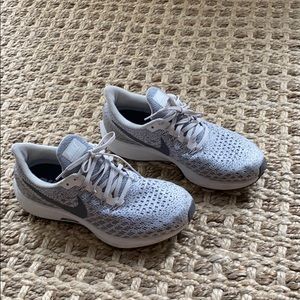 Woman’s Nike zoom sneakers